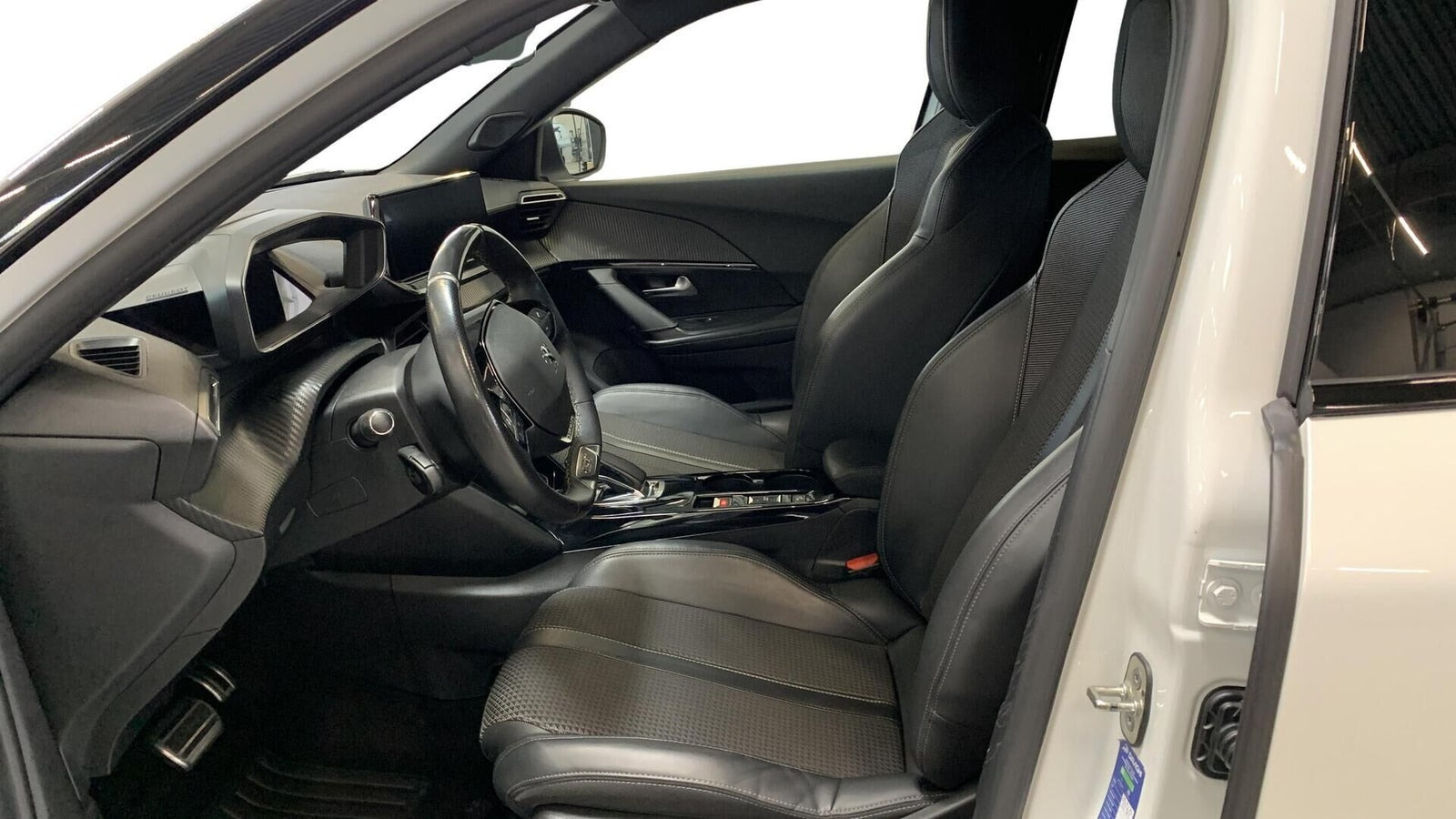 Hvid Peugeot e-2008 fra 2022
