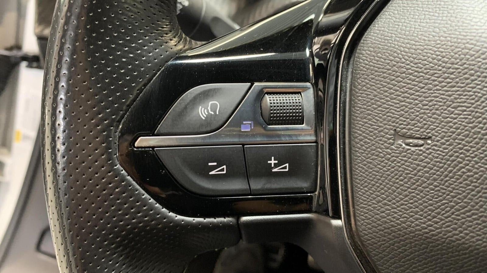 Hvid Peugeot e-2008 fra 2022