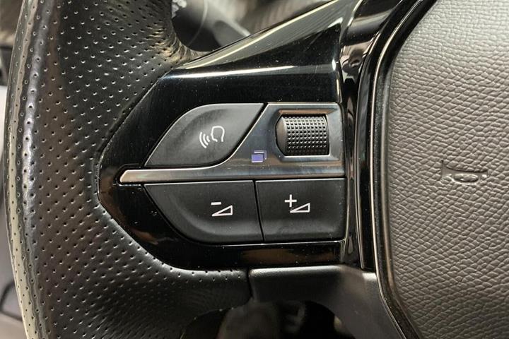 Hvid Peugeot e-2008 fra 2022