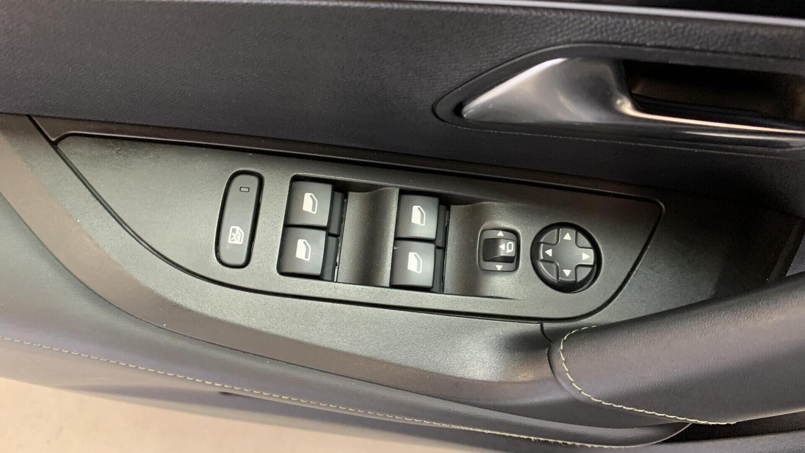 Hvid Peugeot e-2008 fra 2022