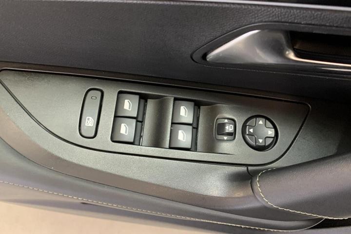 Hvid Peugeot e-2008 fra 2022