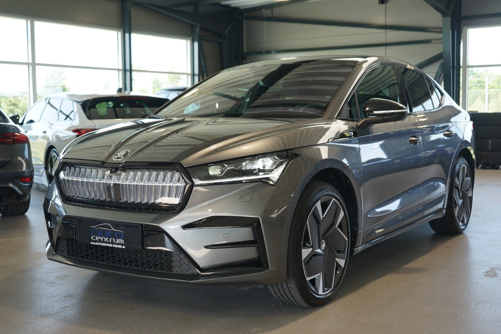 Grå Skoda Enyaq fra 2025