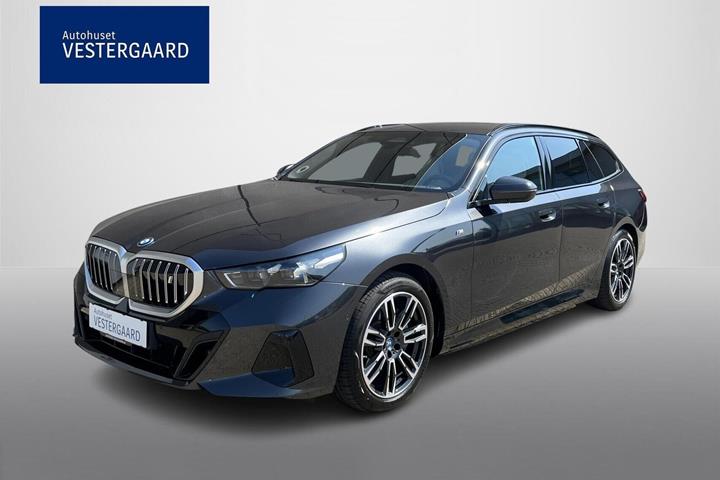 Grå BMW i5 fra 2024 set udefra