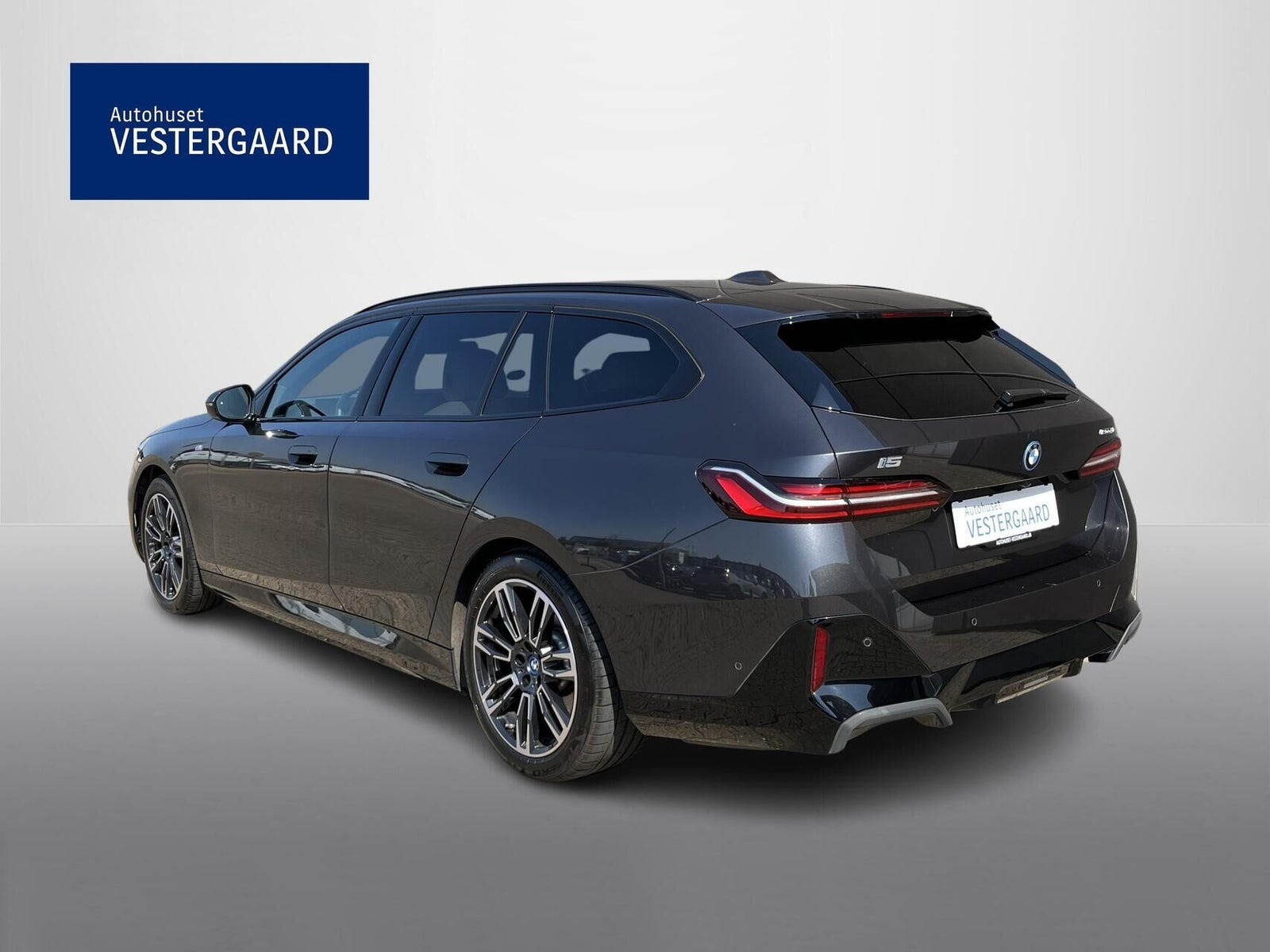 Grå BMW i5 fra 2024