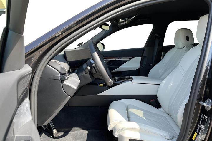 Grå BMW i5 fra 2024