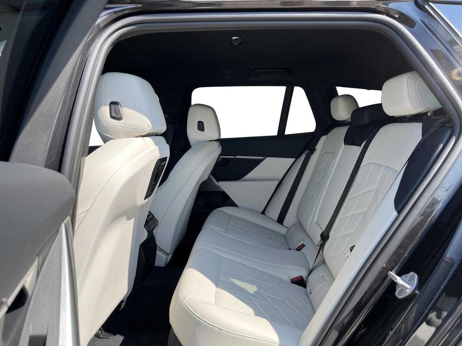 Grå BMW i5 fra 2024