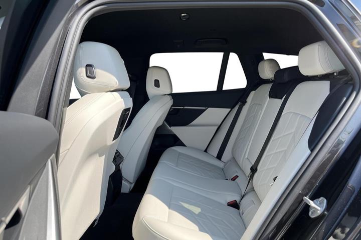Grå BMW i5 fra 2024