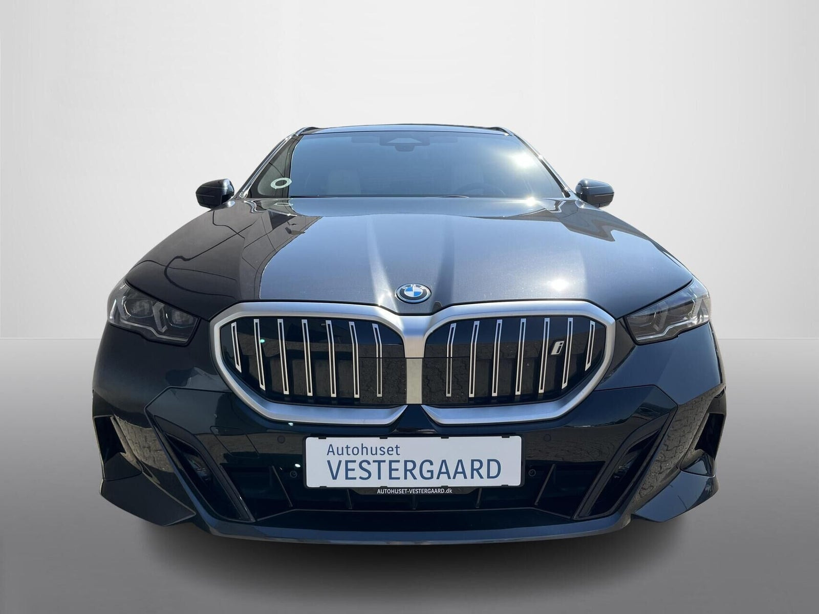 Grå BMW i5 fra 2024