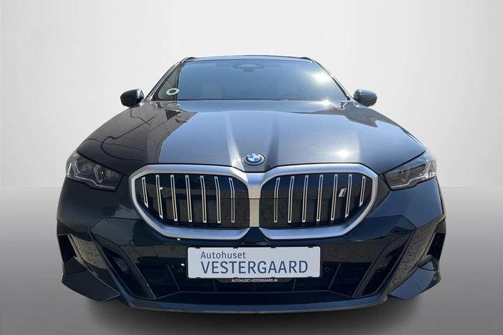 Grå BMW i5 fra 2024