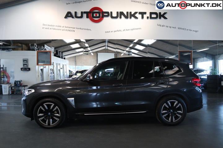 Grå BMW iX3 fra 2021