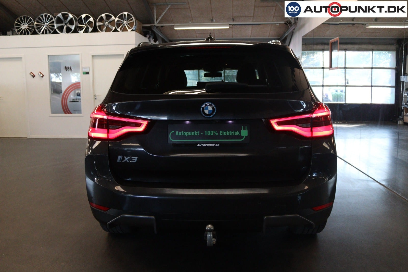 Grå BMW iX3 fra 2021