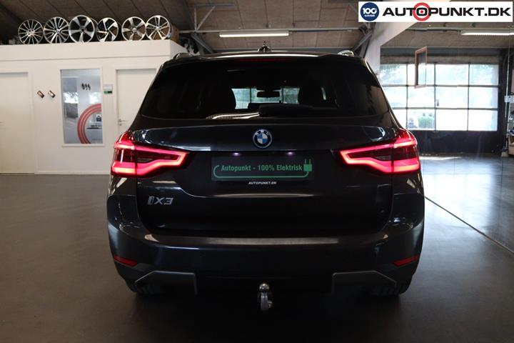 Grå BMW iX3 fra 2021
