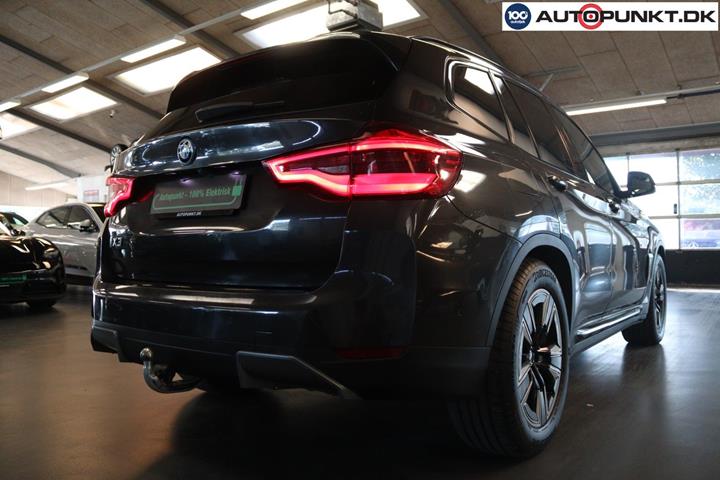 Grå BMW iX3 fra 2021