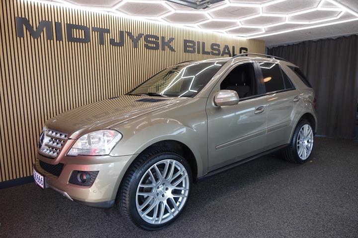 Grå Mercedes ML350 fra 2010