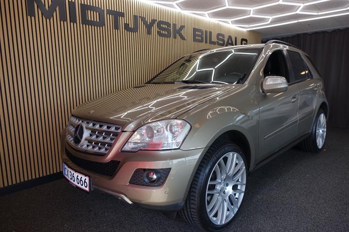 Grå Mercedes ML350 fra 2010