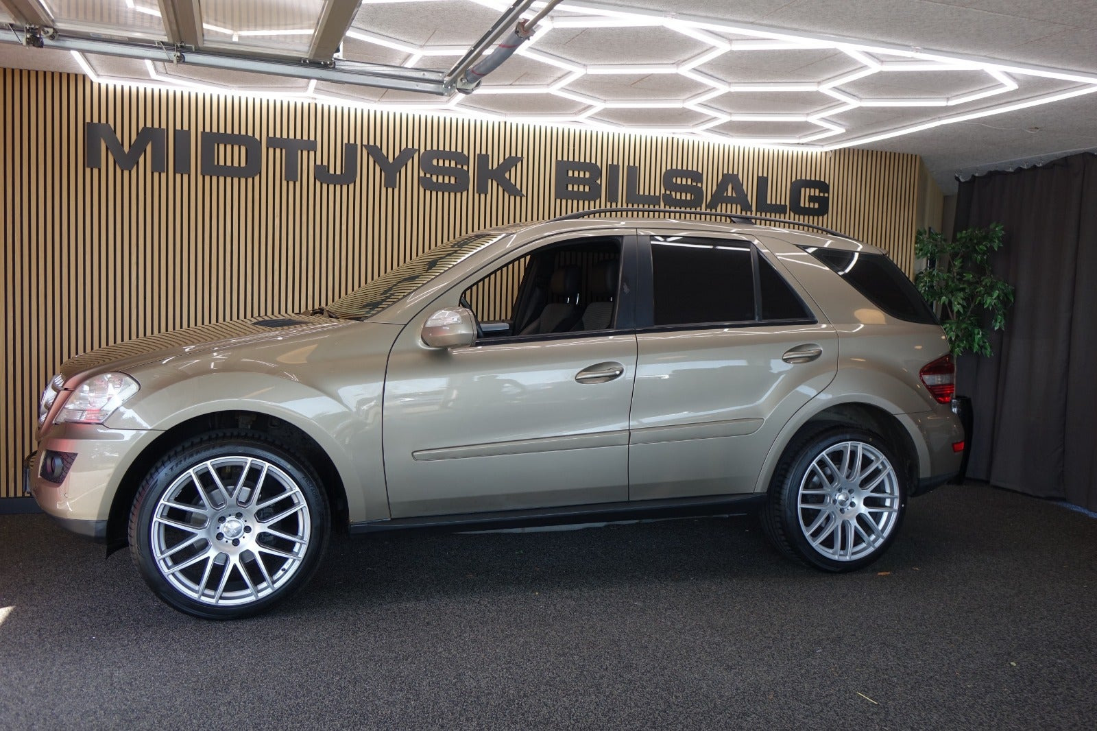 Grå Mercedes ML350 fra 2010