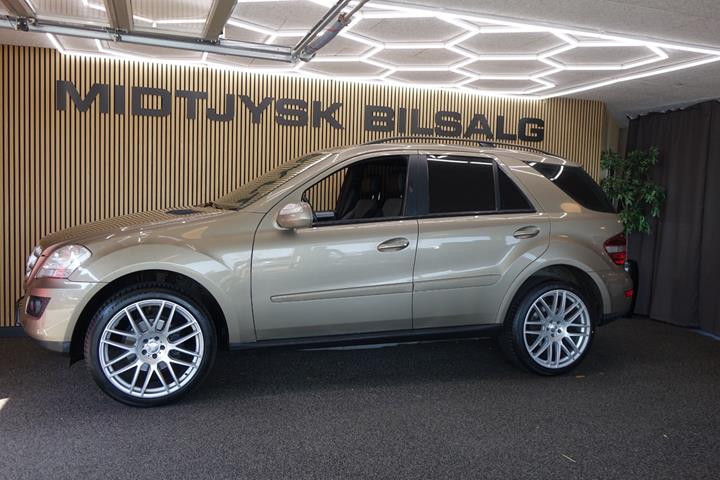 Grå Mercedes ML350 fra 2010