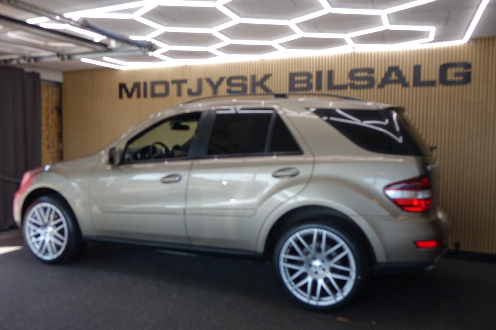Grå Mercedes ML350 fra 2010