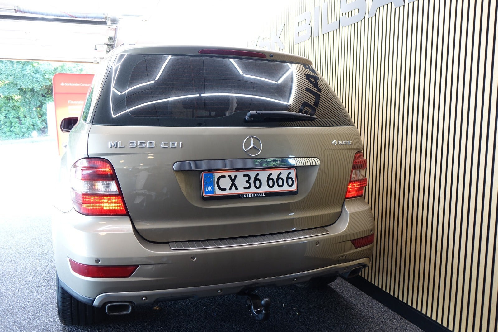 Grå Mercedes ML350 fra 2010