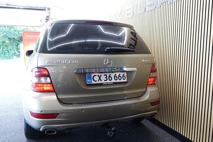 Grå Mercedes ML350 fra 2010