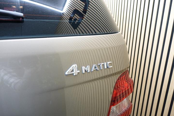 Grå Mercedes ML350 fra 2010