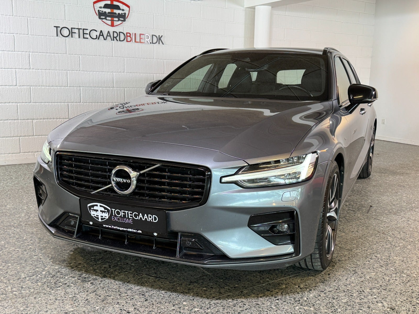 Grå Volvo V60 fra 2021