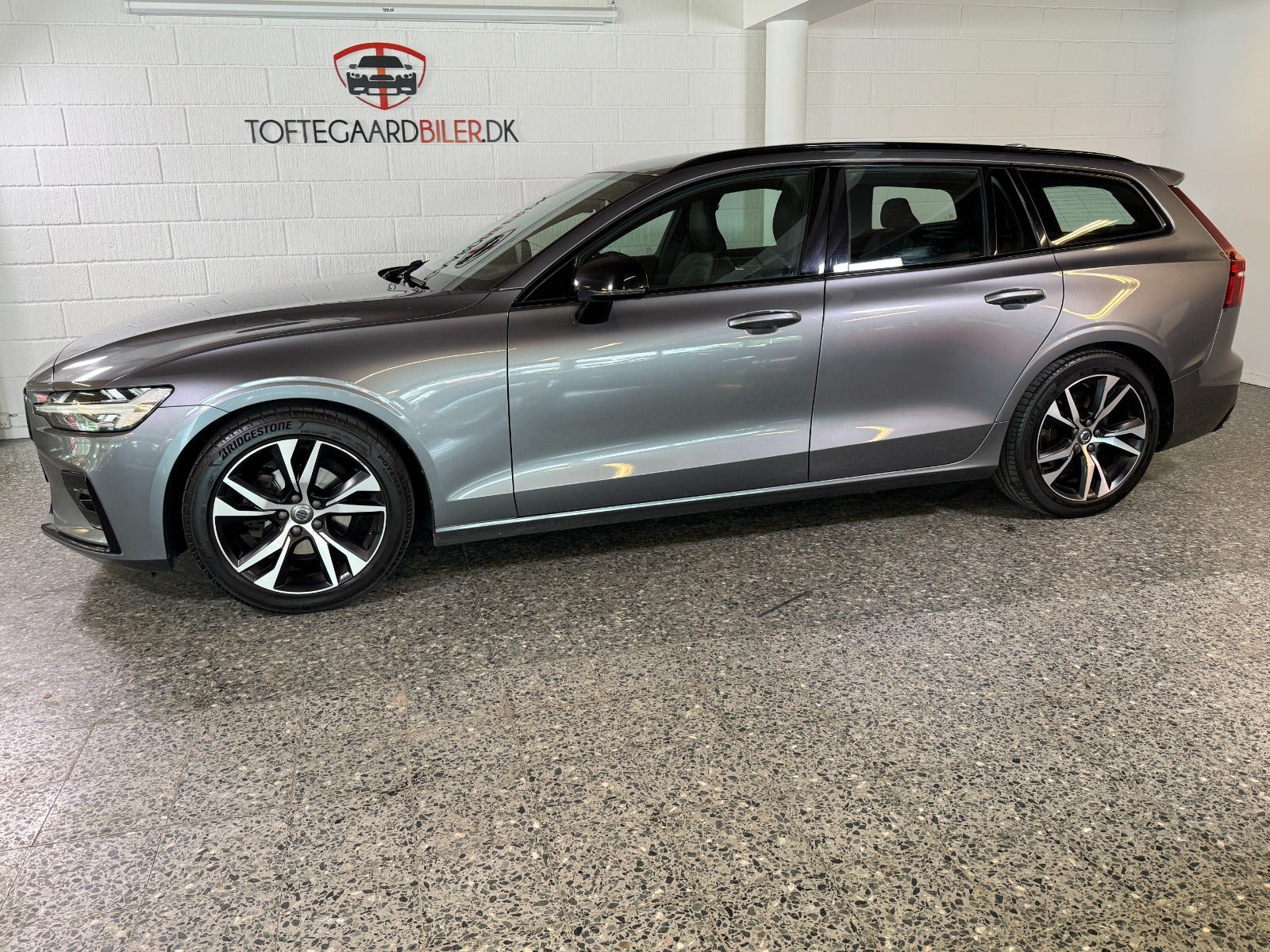 Grå Volvo V60 fra 2021
