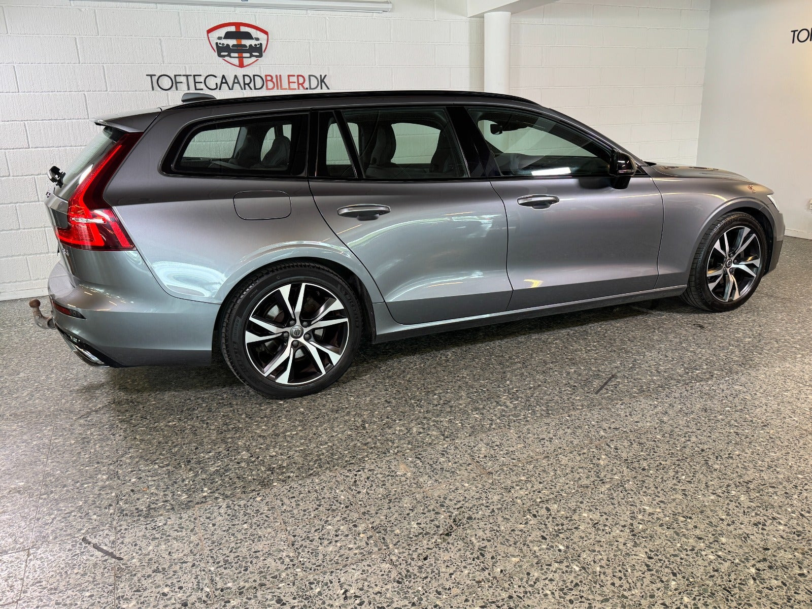 Grå Volvo V60 fra 2021