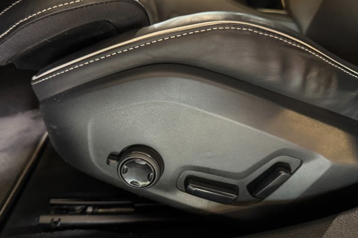 Grå Volvo V60 fra 2021