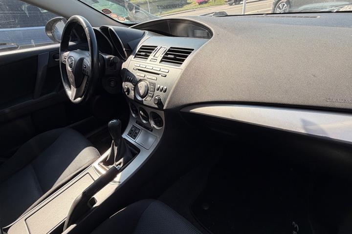 Grå Mazda 3 fra 2010