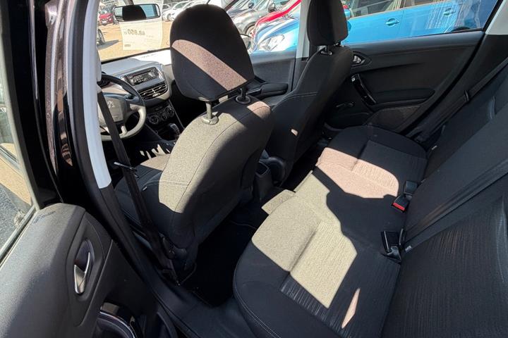Sort Peugeot 208 fra 2012