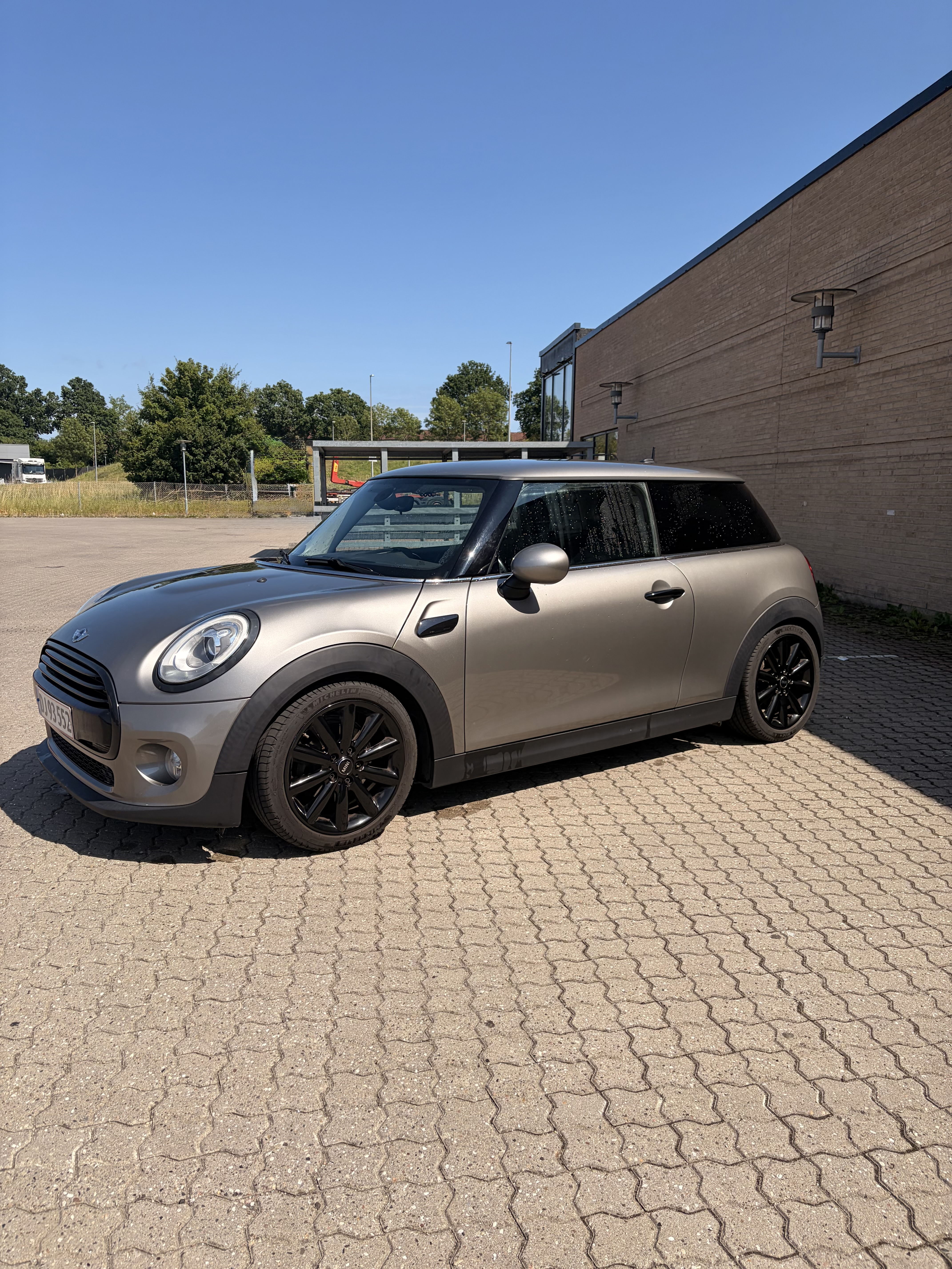 Grå Mini Cooper fra 2016