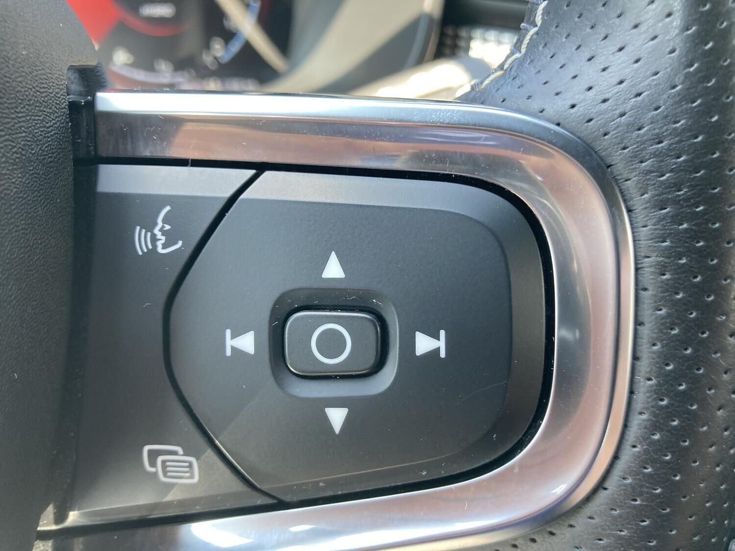 Grå Volvo XC40 fra 2021