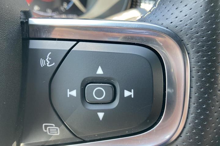 Grå Volvo XC40 fra 2021