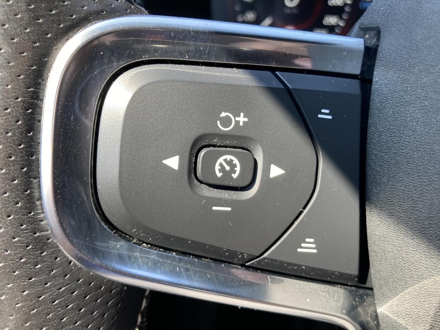 Grå Volvo XC40 fra 2021