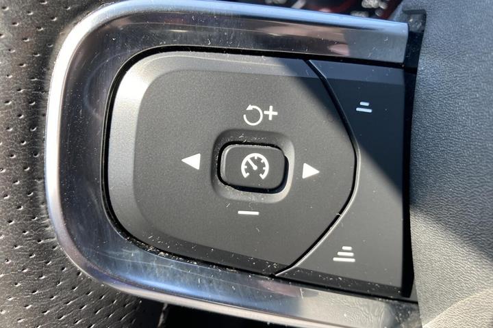 Grå Volvo XC40 fra 2021