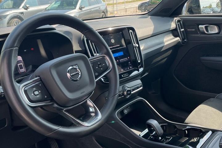 Grøn Volvo XC40 fra 2023
