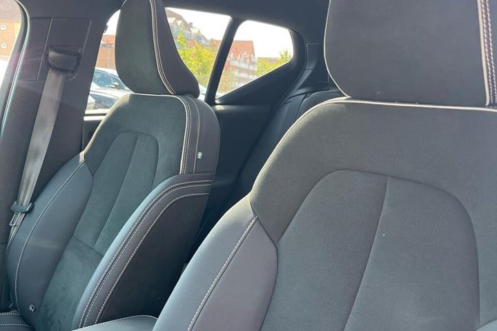 Grøn Volvo XC40 fra 2023