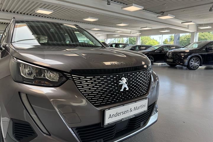 Grå Peugeot 2008 fra 2020