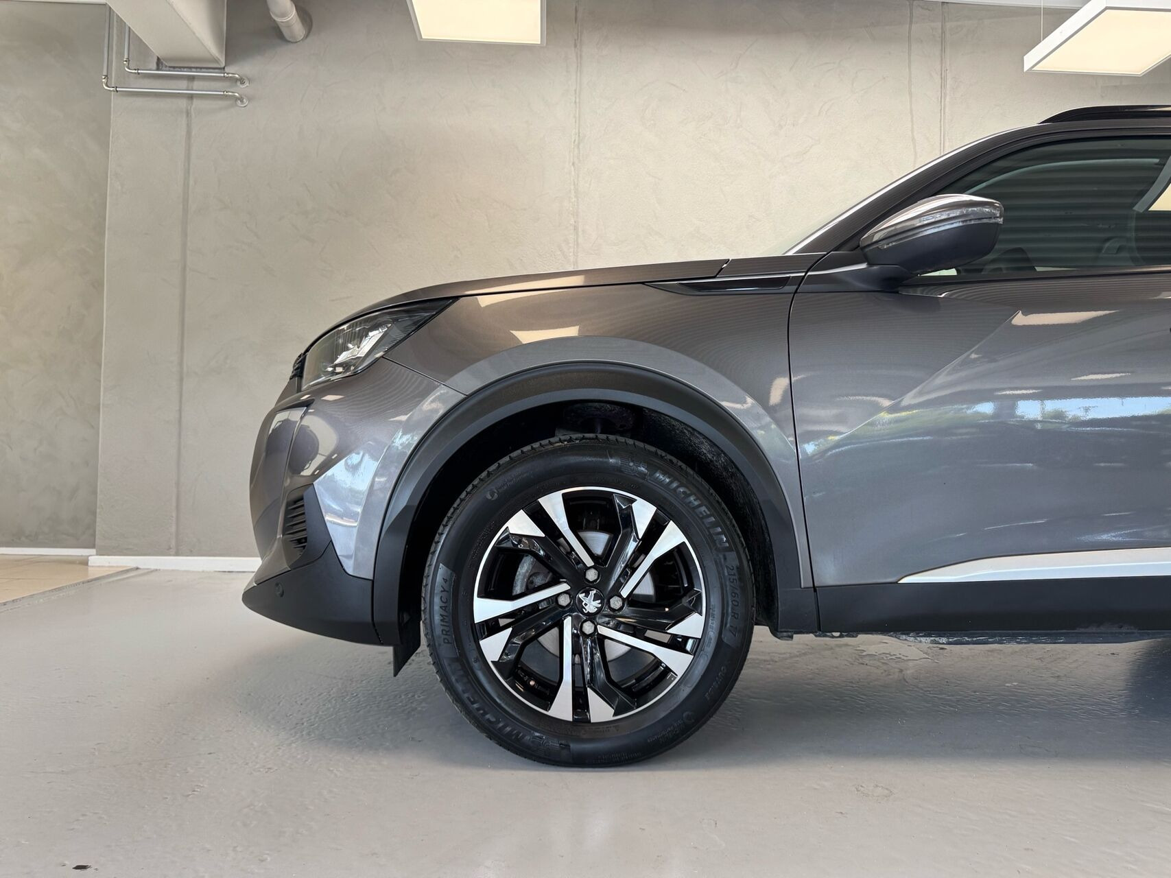 Grå Peugeot 2008 fra 2020