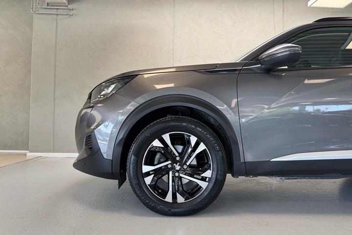 Grå Peugeot 2008 fra 2020