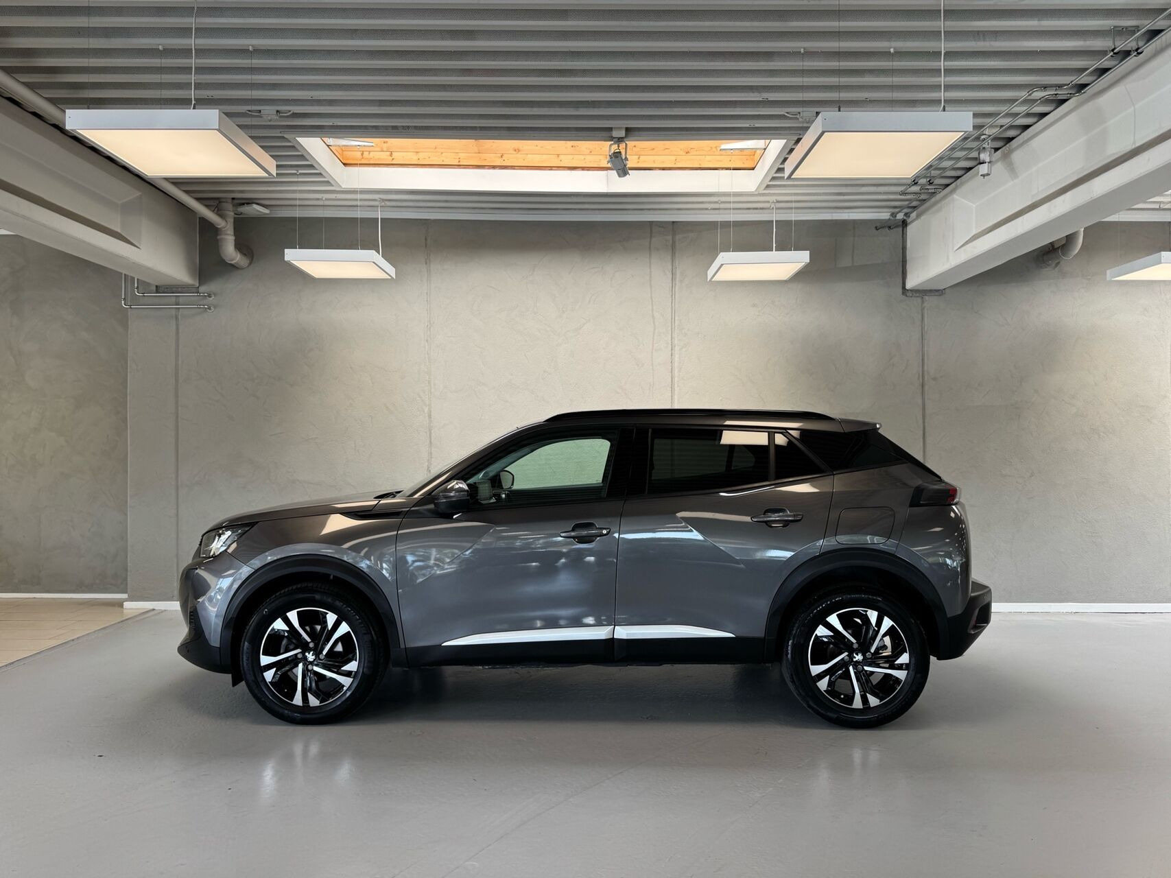 Grå Peugeot 2008 fra 2020