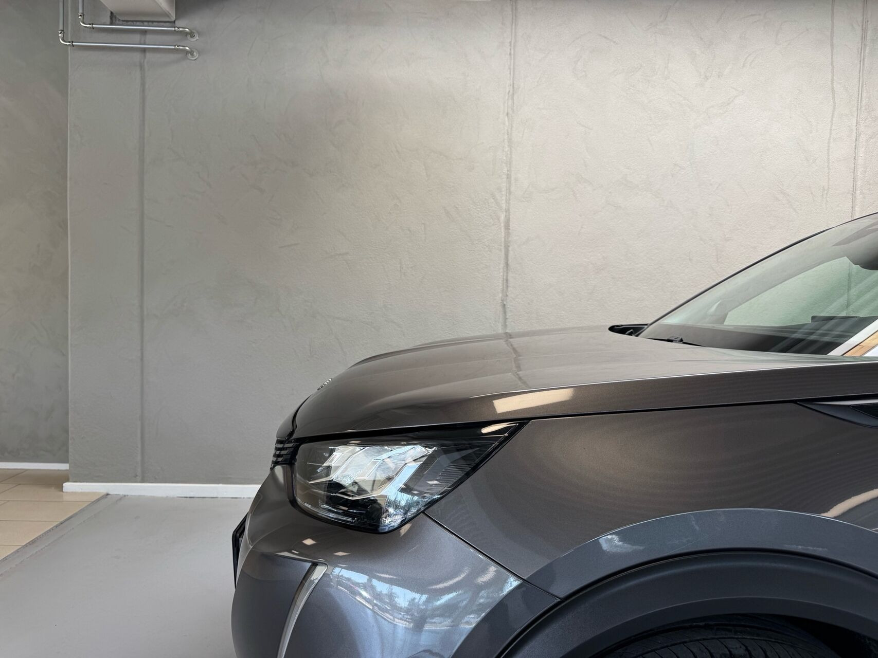 Grå Peugeot 2008 fra 2020