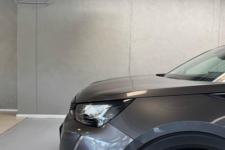 Grå Peugeot 2008 fra 2020