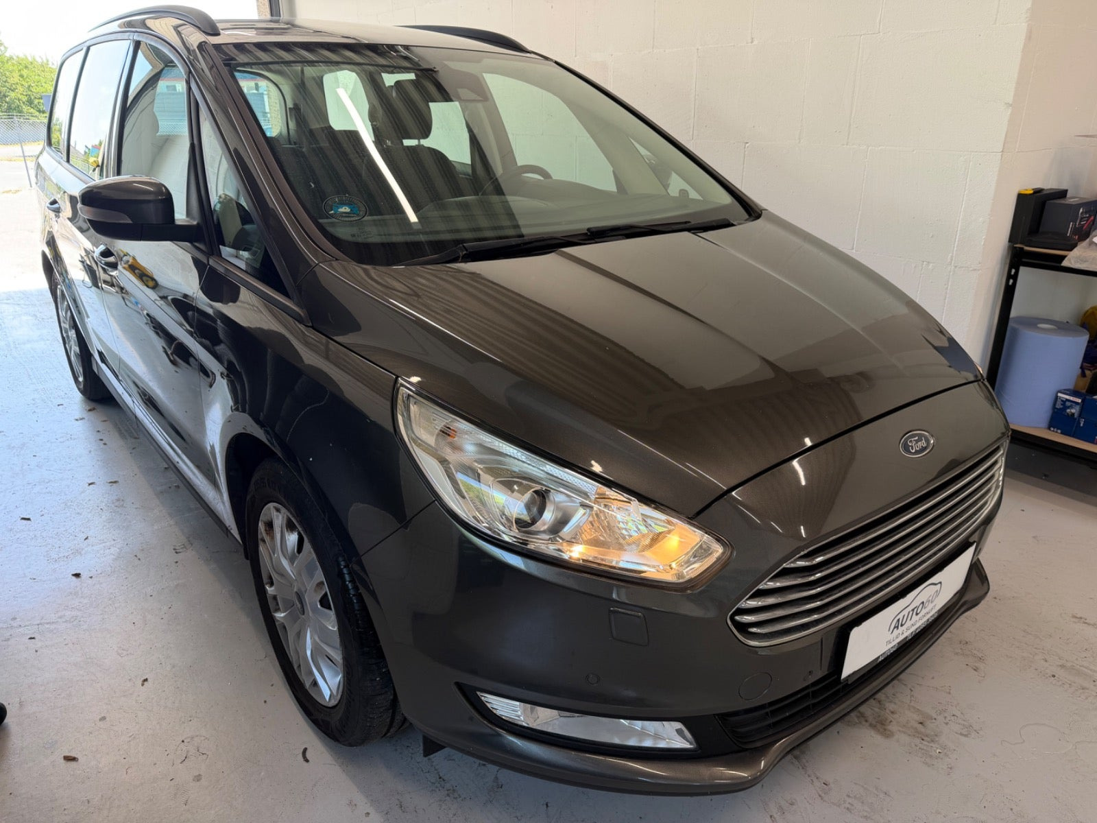 Grå Ford Galaxy fra 2017