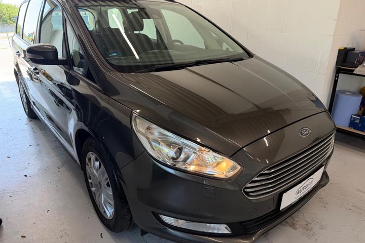 Grå Ford Galaxy fra 2017