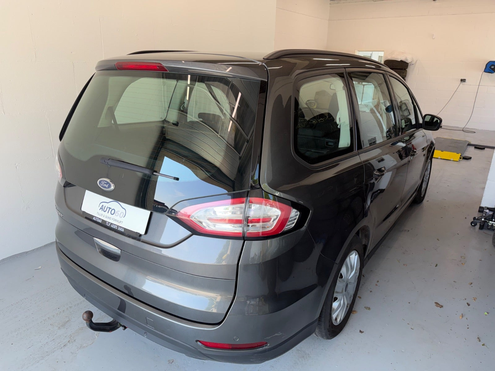 Grå Ford Galaxy fra 2017