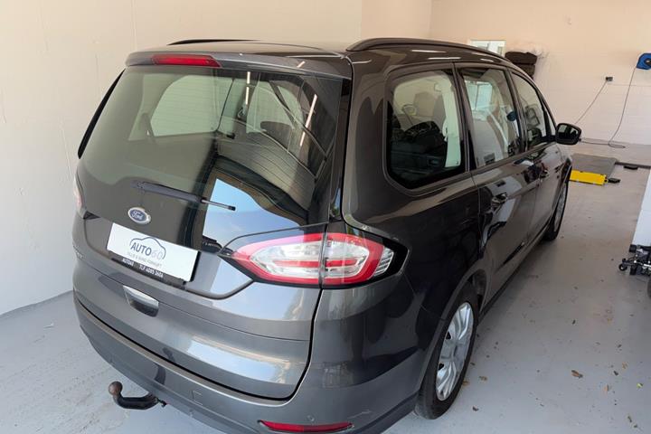 Grå Ford Galaxy fra 2017