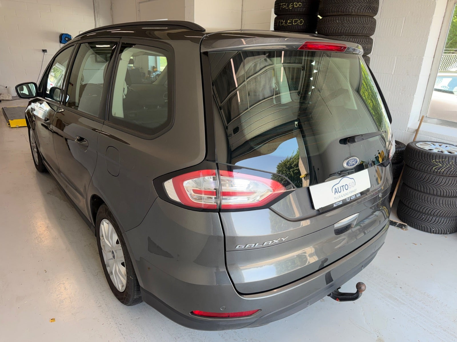 Grå Ford Galaxy fra 2017