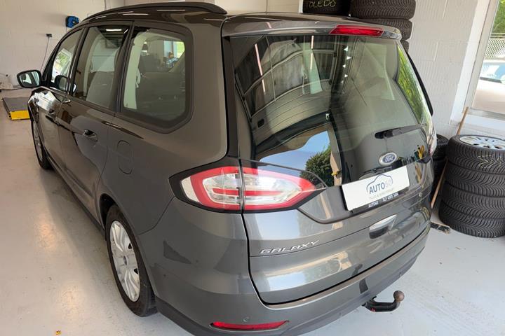 Grå Ford Galaxy fra 2017